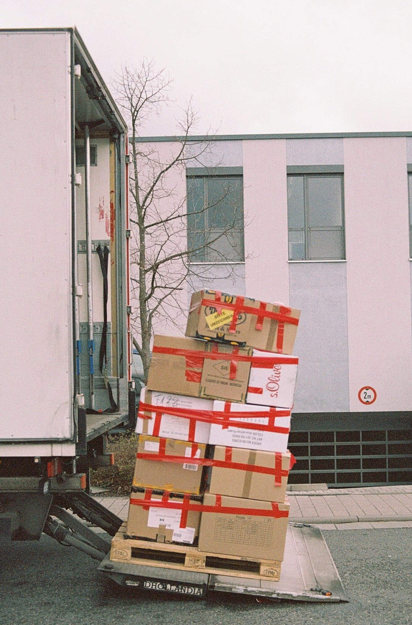 flyttebil-med-papkasser